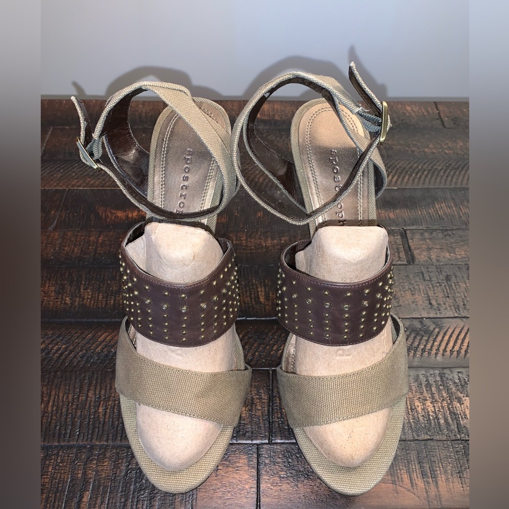 Pre-loved | In good condition | Army Green with leather brown strap |Size 9.5